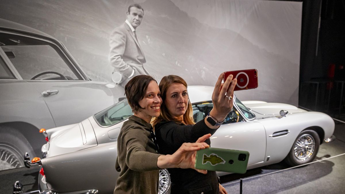 FOTO: Výstava Jamese Bonda v Praze ukazuje více než osmdesát originálních vozů